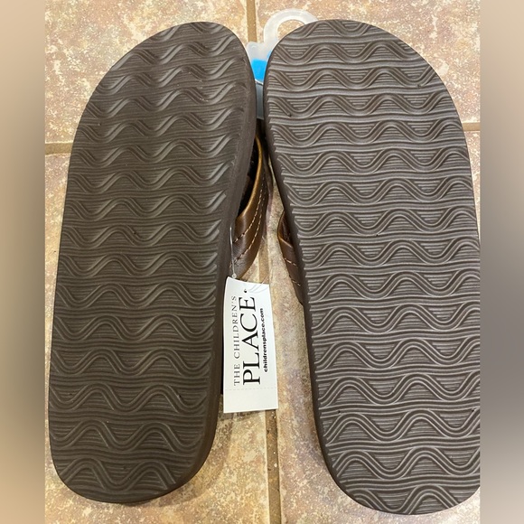 New with Tags Children’s Place brown youth Flip flops size 5/6 - Picture 2 of 4